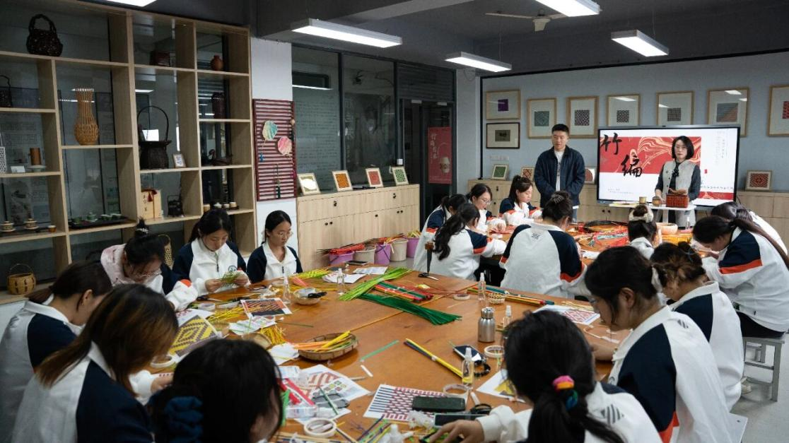 为非遗“添彩”，为青春“赋能”：江苏建院的文化育人新实践